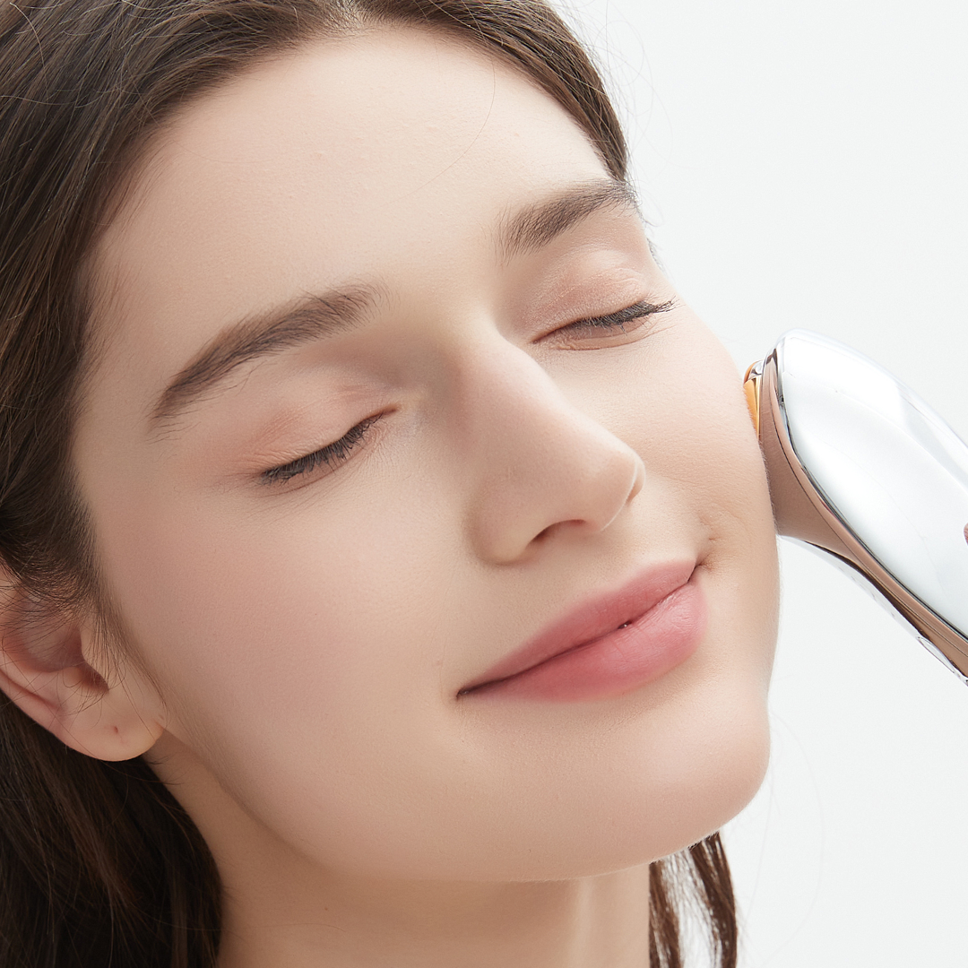 Radiofrequência multifuncional com ouro de 24 quilates para uma ação antienvelhecimento e lifting.