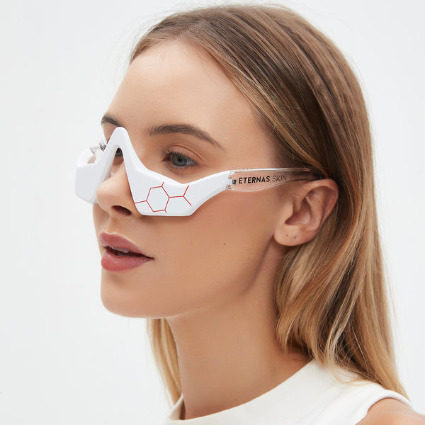 Tratamento reparador para bolsas e olheiras com LED e microcorrente. 